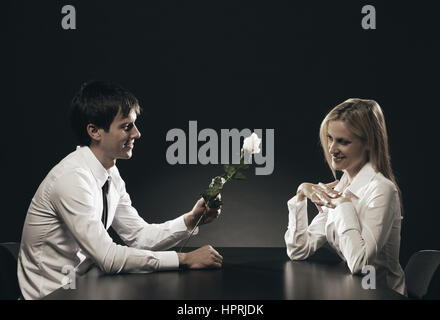 L'homme à l'amour donne une rose à son amie Banque D'Images