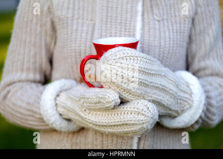 Photo de a woman's hand holding a coffee mug Banque D'Images