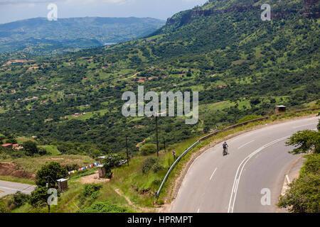 La capacité de remplissage Inanda Dam et de l'eau coulant sur le haut mur. Banque D'Images