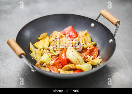 Sauté de légumes d'être cuit dans un wok Banque D'Images