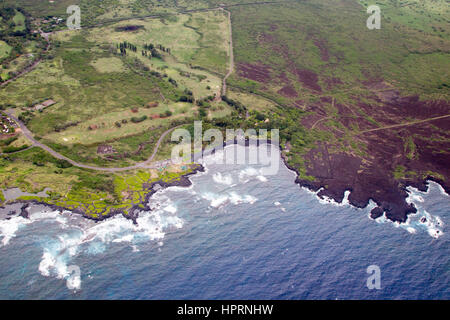 Vue aérienne de Punaluu Black Sand Beach sur la côte sud de Big Island, Hawaii, USA. Banque D'Images