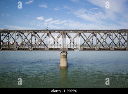Poutres d'acier riveté pont de l'amitié sino-coréenne sur la rivière Yalu, exerçant son chemin de fer reliant la Chine et la Corée du Nord, Chine, Shanghai Banque D'Images