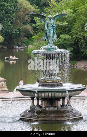 NEW YORK, USA:il fontaine Bethesda situés au niveau inférieur de la terrasse dans Central Park a été conçu par Emma Stebbins en 1868 Banque D'Images