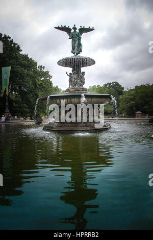 NEW YORK, USA:il fontaine Bethesda situés au niveau inférieur de la terrasse dans Central Park a été conçu par Emma Stebbins en 1868 Banque D'Images