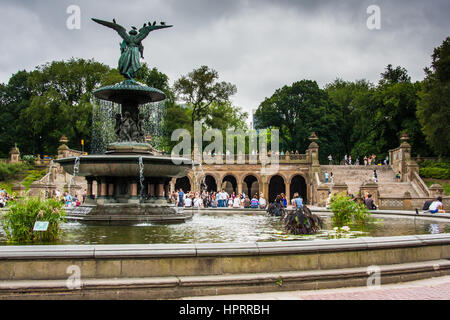 NEW YORK, USA:il fontaine Bethesda situés au niveau inférieur de la terrasse dans Central Park a été conçu par Emma Stebbins en 1868 Banque D'Images