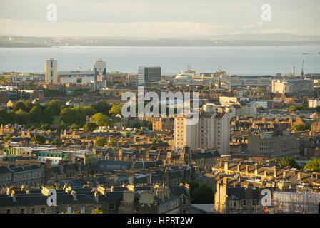 Avis de Leith et le Firth of Forth depuis Édimbourg, Écosse Banque D'Images