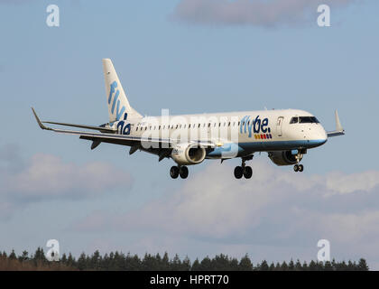 Flybe Embraer ERJ-195LR G-FBEI atterrissage à l'aéroport de Southampton Banque D'Images