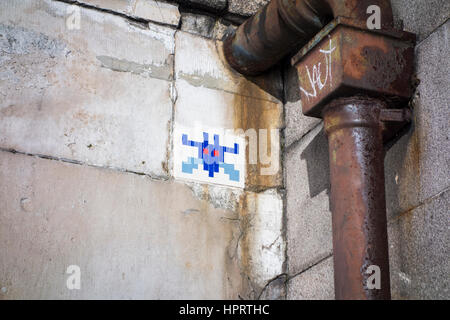 Par Graffiti artiste urbain français Invader sur le pont de Westminster, London, UK Banque D'Images