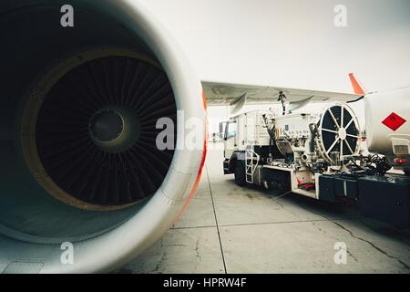 Processus de l'avion de ravitaillement en vol à l'aéroport. Banque D'Images