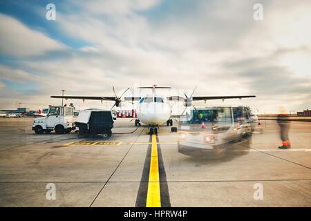 La vie quotidienne à l'aéroport très fréquenté. Préparation de l'avion à turbopropulseurs avant le vol. Banque D'Images