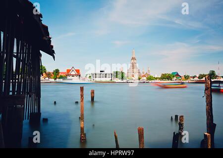 Bateaux sur la rivière Chao Phraya à Bangkok, Thaïlande Banque D'Images