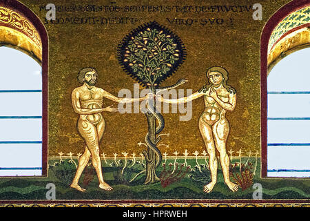 Italie Sicile Cathédrale de Monreale mosaïques byzantines : Adam et Ève dans le paradis terrestre Banque D'Images