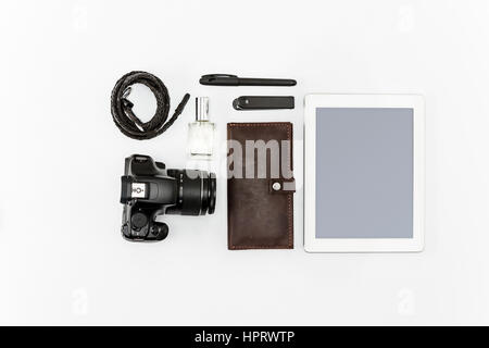 Still Life of casual man. Homme moderne et accessoires ordinateur portable sur white Banque D'Images