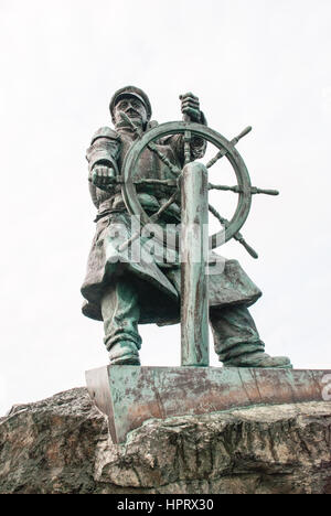 Un gros plan de la statue de Dic Evans à Llangefni Anglesey dans station de sauvetage, au Pays de Galles Banque D'Images