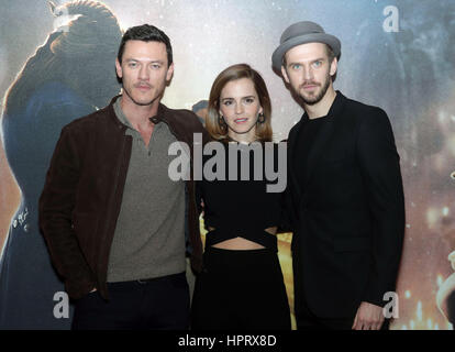 (De gauche à droite) Luke Evans, Emma Watson et Dan Stevens lors d'une photo avec le cast de La Belle et la Bête, au Corinthia Hotel, Londres. Banque D'Images