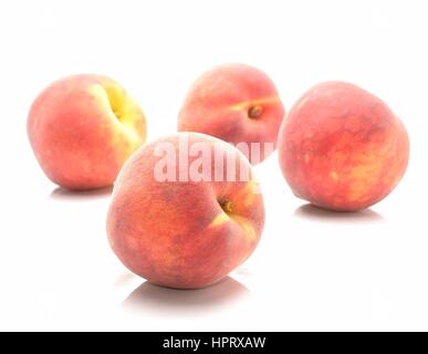 Fruits pêche mûre isolé sur fond blanc Banque D'Images