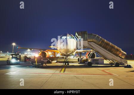 Aéroport très fréquenté dans la nuit. Préparation de l'avion avant le vol. Banque D'Images