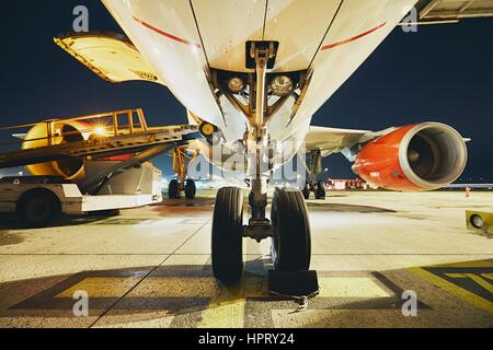 Aéroport très fréquenté dans la nuit. Préparation de l'avion avant le vol. Banque D'Images