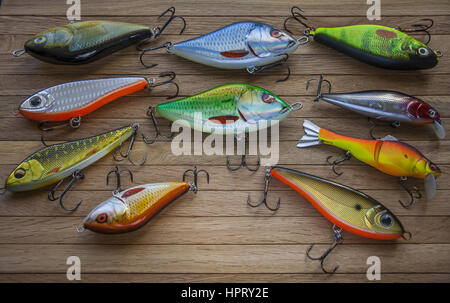 Spinner leurres et flotteurs de pêche sur un fond de bois Banque D'Images