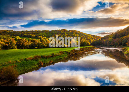 Un automne coucher de soleil sur la rivière Wye et la vallée de la Wye dans Monmouthshire, Wales. Banque D'Images