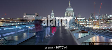 Millennium bridge et Londres Tamise capture de nuit Banque D'Images