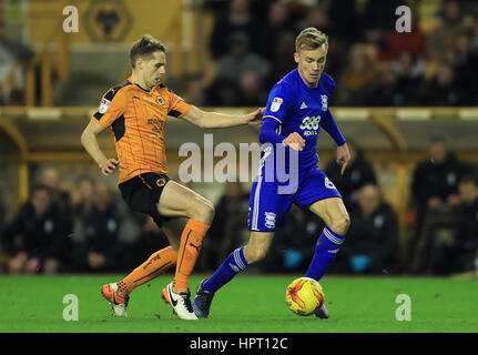 David Edwards de Wolverhampton Wanderers' (à gauche) et la ville de Birmingham bataille pour le Kieftenbeld Maikel ball au cours de la Sky Bet Championship match à Molineux, Wolverhampton. Banque D'Images