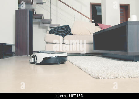 Robot-aspirateur travaillant dans modern home Banque D'Images