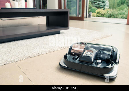 Robot-aspirateur travaillant dans modern home Banque D'Images