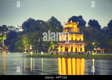 Lac Hoan Kiem (lac de l'épée restituée) et Turtle Tower à Hanoi - Vietnam Banque D'Images