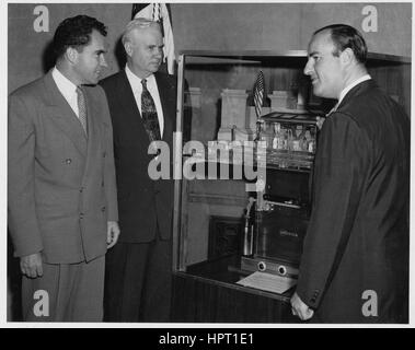 Vice-président Richard Nixon (à gauche), le sénateur John W. Bricker (centre), et M. Mosler (droite) de la société sécuritaire Mosler regarder une vitrine contenant une maquette de l'Culte et coffre-fort à la National Archives, Washington, DC, le 29 juin 1954. Banque D'Images