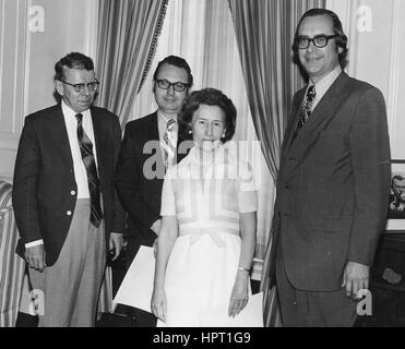 (De gauche à droite) : Les historiens Dr Edward G. Campbell, Robert M. Kvasnicka, et Jane F. Smith Archiviste stand avec James B. Rhoads durant la cérémonie de remise du Prix louable, le 7 juillet 1972. Banque D'Images