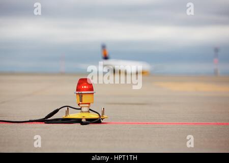 Airfield - marquage sur la voie de circulation est la position de la piste Banque D'Images