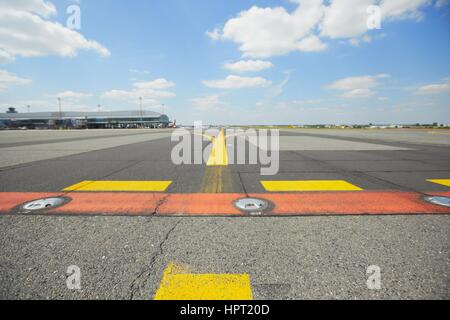 Airfield - marquage sur la voie de circulation en direction de la piste. Banque D'Images