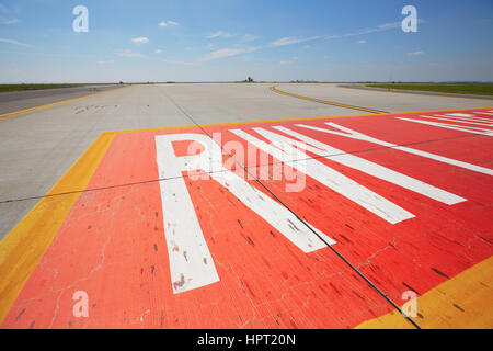 Airfield - marquage sur la voie de circulation en direction de la piste. Banque D'Images