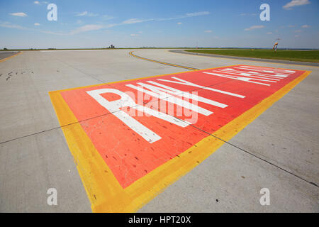 Airfield - marquage sur la voie de circulation en direction de la piste. Banque D'Images