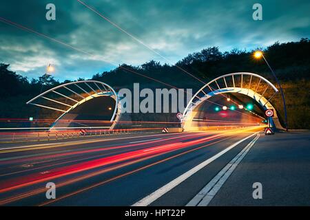 Trafic de nuit. Lumières de la voitures et camions sur l'autoroute vers le tunnel. Prague, République Tchèque Banque D'Images