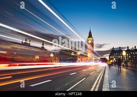 Des sentiers de lumière sur le pont de Westminster après le coucher du soleil. Big Ben et des chambres du Parlement à Londres, le Royaume-Uni de Grande-Bretagne et d'Ireal Banque D'Images