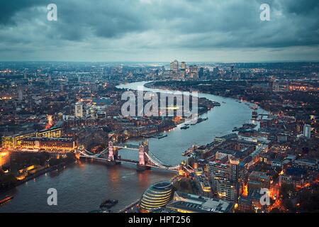 Toits de Londres avec le Tower Bridge et illuminé à la tombée de la Canary Wharf, le Royaume-Uni de Grande-Bretagne et d'Irlande du Nord Banque D'Images