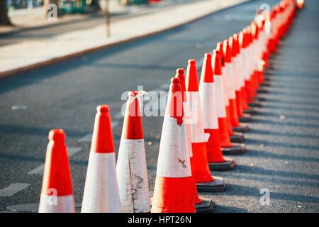 Les travaux routiers. Cônes de signalisation orange au milieu de la rue. Banque D'Images