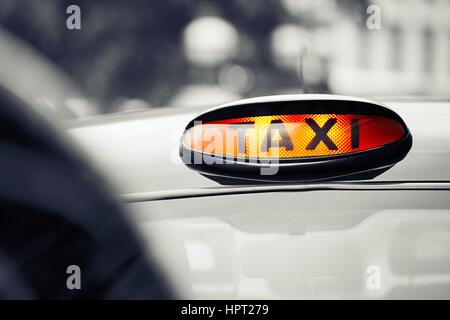 London taxi noir signe sur la rue, UK Banque D'Images