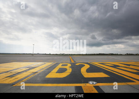 Airfield - marquage sur la voie de circulation en direction de la piste. Banque D'Images