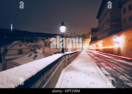 Nuit d'hiver incroyable dans l'ancienne ville. Toits de maisons anciennes couvertes de neige. La partie historique de Prague en République tchèque. Banque D'Images