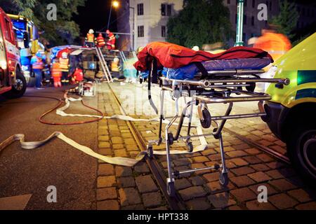 Accident sur la route de la ville la nuit. Banque D'Images