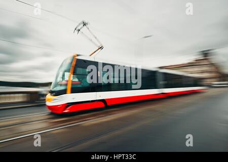 La vie quotidienne dans la ville. Le tramway de transport public sur la rue, blurred motion Banque D'Images