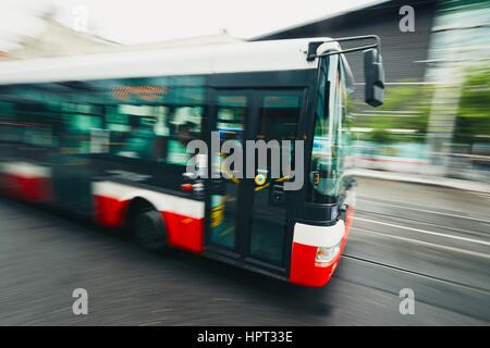 La vie quotidienne dans la ville. Des bus de transport public sur la rue, blurred motion Banque D'Images