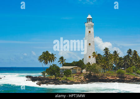 Phare blanc à Dondra dans le sud de Sri Lanka. Banque D'Images