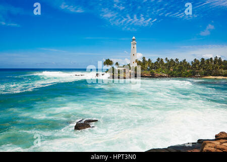 Phare blanc à Dondra dans le sud de Sri Lanka. Banque D'Images