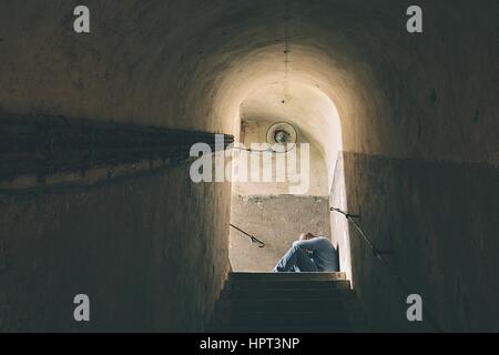 Homme triste pleure dans underground Banque D'Images