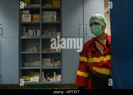 Bucarest, Roumanie, 23 juillet 2009 : un ambulancier est en attente dans la salle d'urgence. Banque D'Images