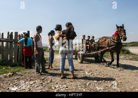 Tarlungeni, Brasov, Roumanie, 22 août 2009 : famille gitane est à la recherche à trois enfants sur un chariot. Banque D'Images